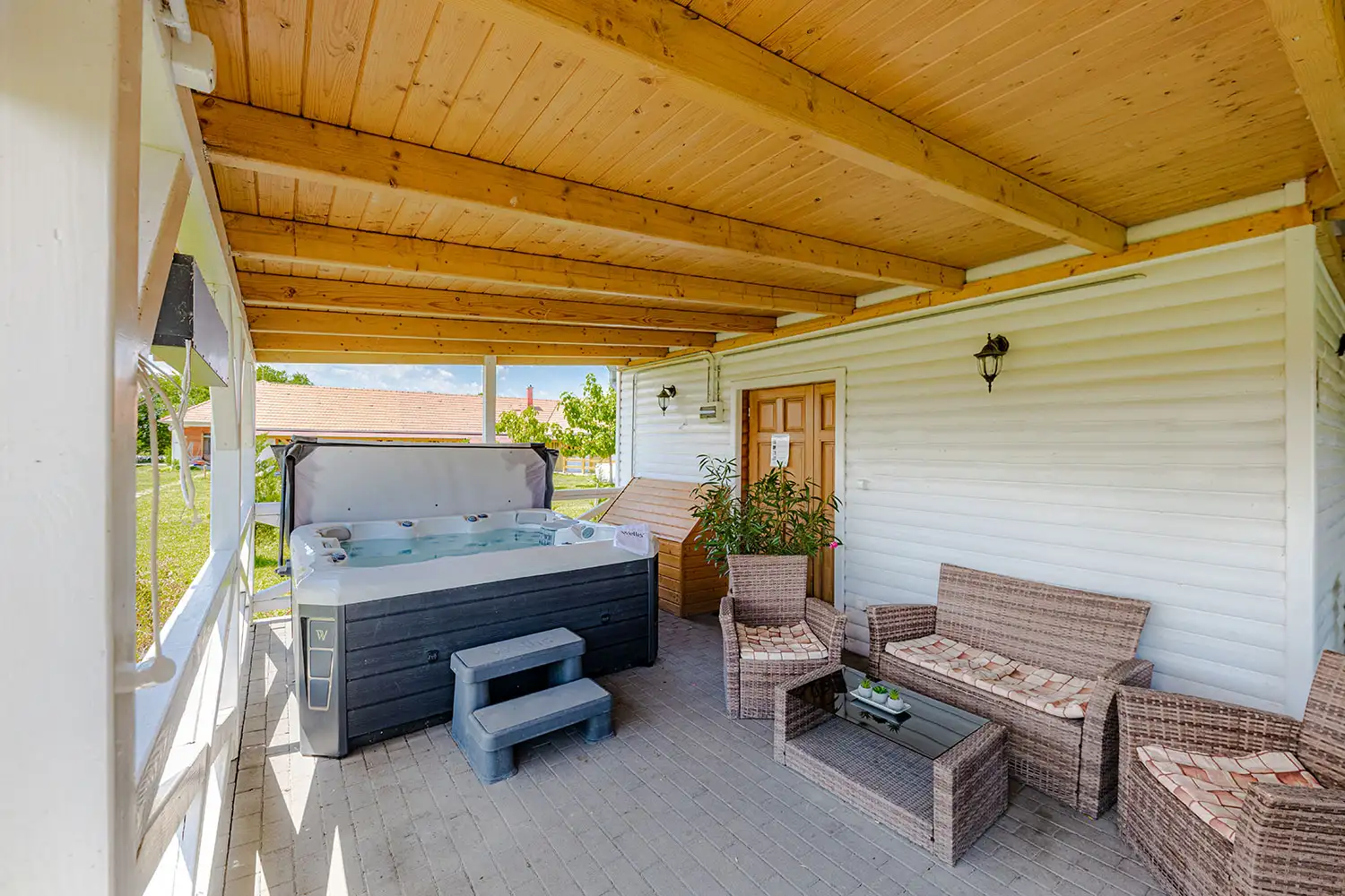 Jakuzzi a Liliom Vendégház fedett teraszán